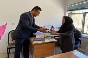 دیدار حضوری سرپرست شبکه بهداشت و درمان (دکتر بابایی) به همراه کارشناس مسئول آزمایشگاه شبکه بهداشت (کریمی) با کارکنان واحد آزمایشگاه به مناسبت روز علوم آزمایشگاهی