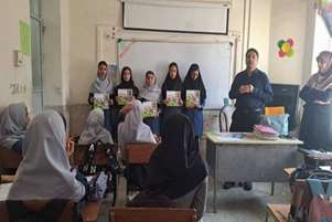 برگزاری کلاس آموزشی با محوریت ارتقای سلامت و آگاهی دانش‌آموزان در مدرسه دخترانه عفت شهرستان نی‌ریز